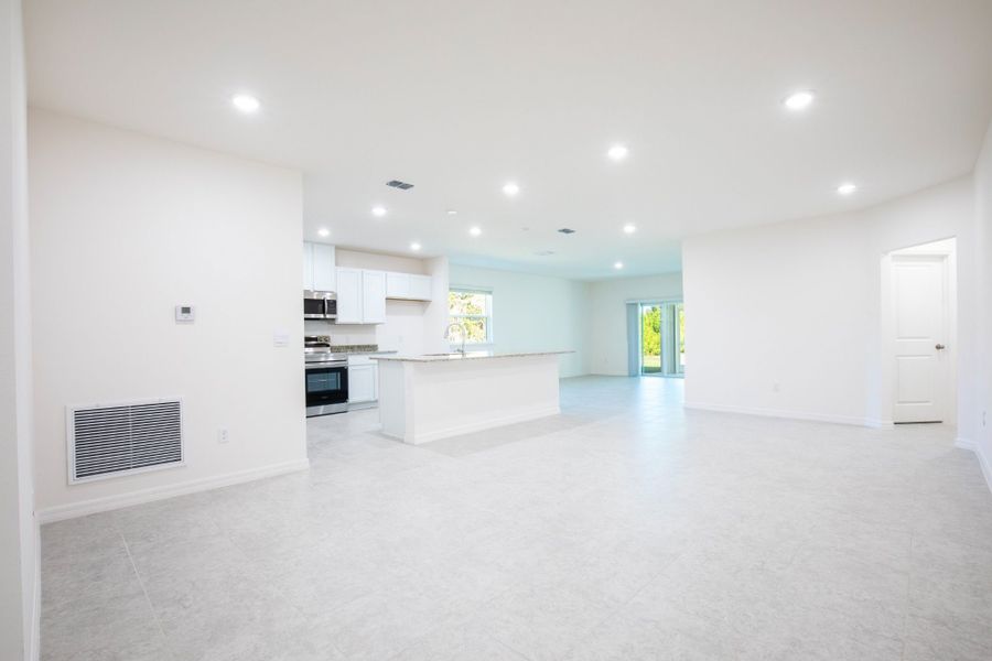 Spacious, unfurnished interior of a new home in Cape Coral, Cape Coral (Image 12).