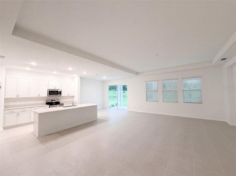 Spacious, unfurnished interior of a new home in Meadow Pointe, Groveland (Image 34).