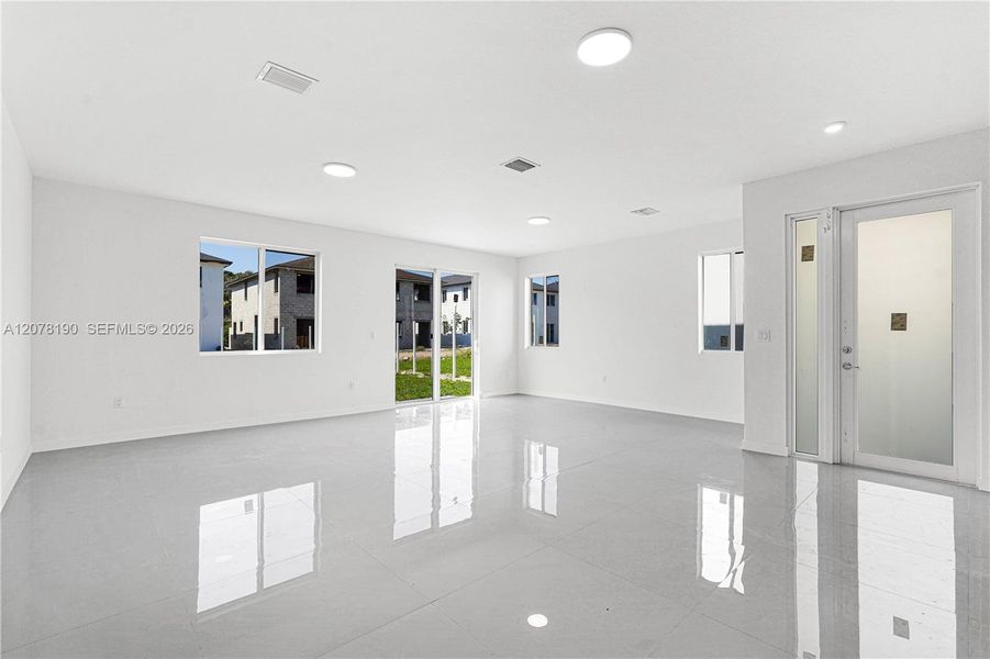 Spacious, unfurnished interior of a new home in , Miami (Image 71).