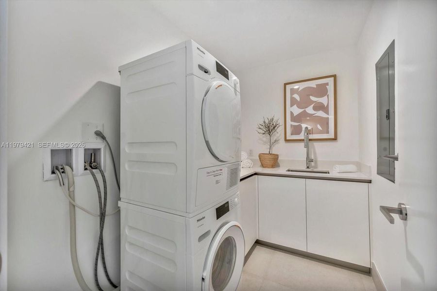 Furnished interior view inside a new home in , Bal Harbour (Image 34).