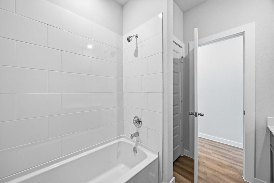 6903 Pelican Lane - Arlington - Secondary Bathroom