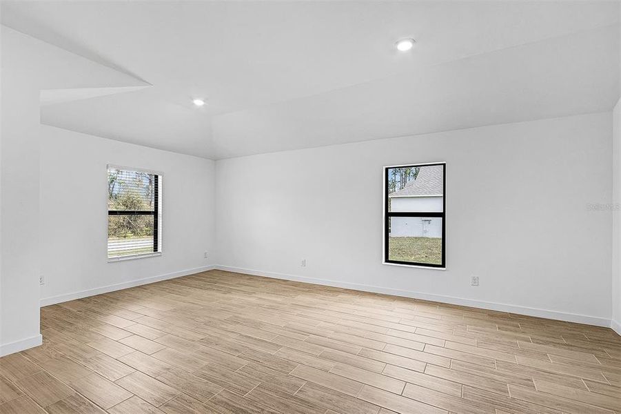 Spacious, unfurnished interior of a new home in Port Charlotte, North Port (Image 12).