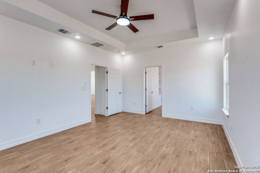 Spacious, unfurnished interior of a new home in , Floresville (Image 29).