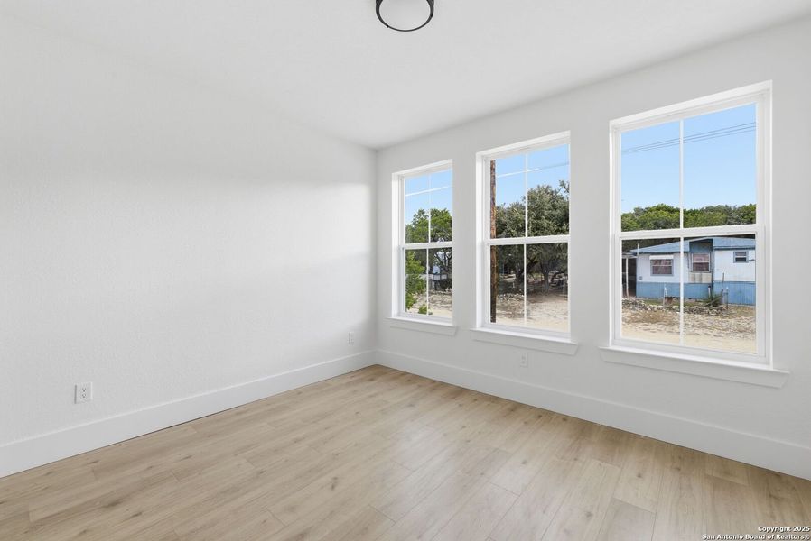 Spacious, unfurnished interior of a new home in , Bandera (Image 10).