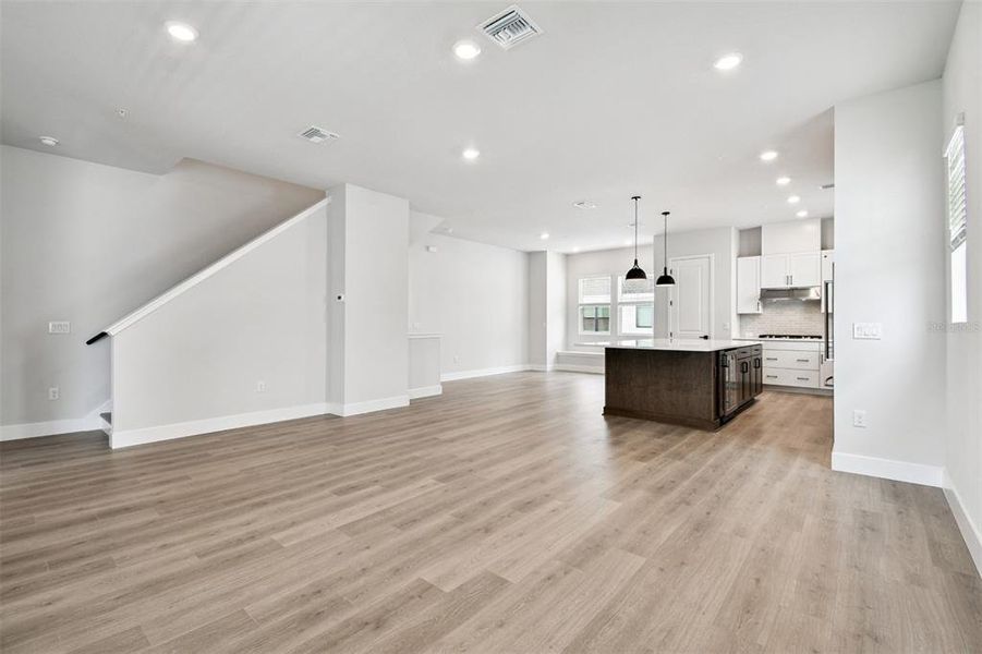 Spacious, unfurnished interior of a new home in , Sarasota (Image 27).