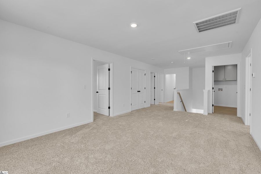 Spacious, unfurnished interior of a new home in Lynbrook, Boiling Springs (Image 23).