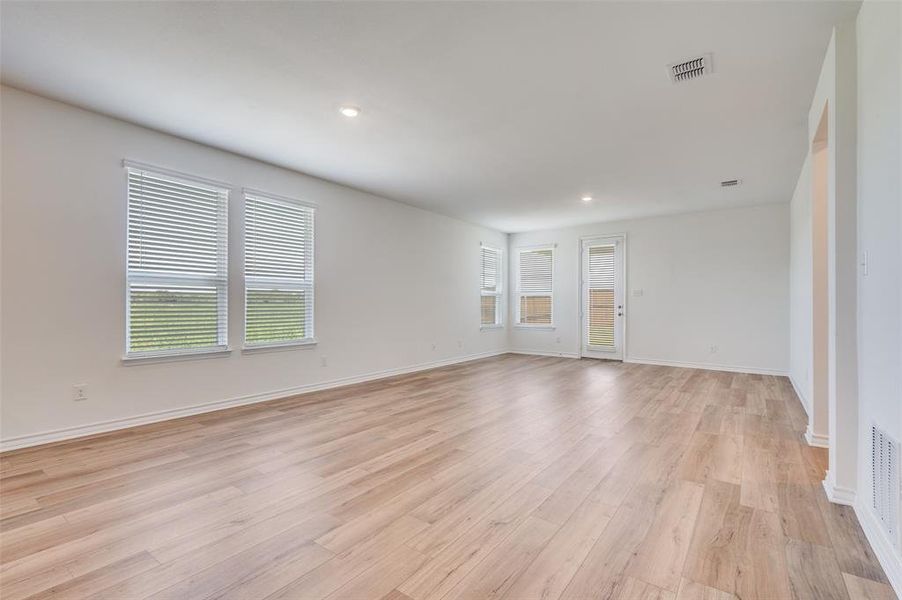 Spacious, unfurnished interior of a new home in Cottonwood Creek, Seagoville (Image 20). Spacious, unfurnished interior of a new home in Cottonwood Creek, Seagoville (Image 20).