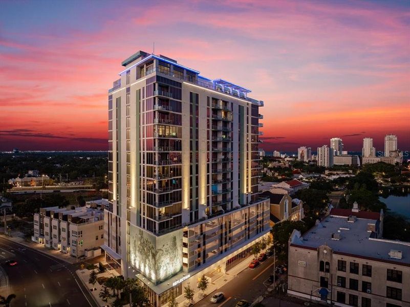 Condo located in St. Petersburg, FL showcasing its design and architecture (Image 4).