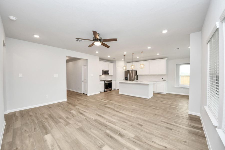 Spacious, unfurnished interior of a new home in Sunrise Cove: Landmark Collection, Texas City (Image 26).