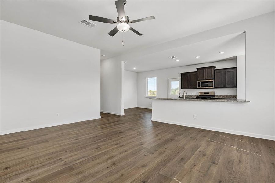 Spacious, unfurnished interior of a new home in Vista West, Fort Worth (Image 5). Spacious, unfurnished interior of a new home in Vista West, Fort Worth (Image 5).