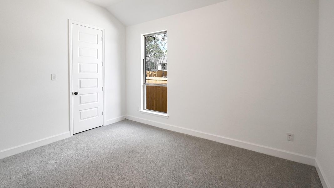 Spacious, unfurnished interior of a new home in 6 Creeks 45', Kyle (Image 14).