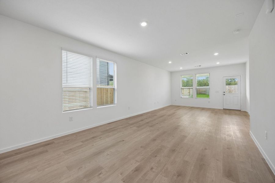 Spacious, unfurnished interior of a new home in Mavera, Conroe (Image 15).