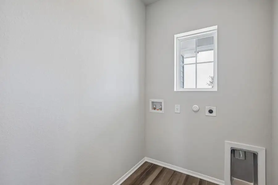 Spacious, unfurnished interior of a new home in Cloverleaf, Austin (Image 23).