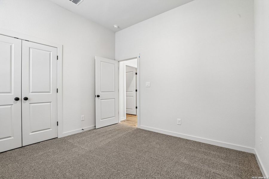 Spacious, unfurnished interior of a new home in Stream Waters, Seguin (Image 16).