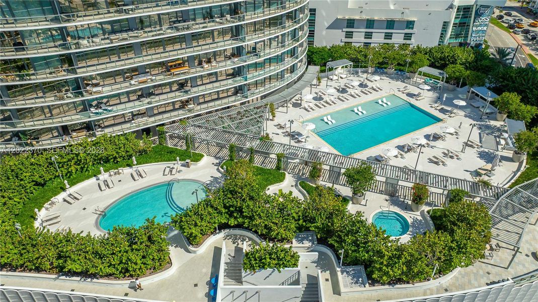 Condo located in Miami Beach, FL showcasing its design and architecture (Image 31).