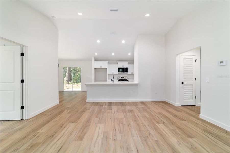 Spacious, unfurnished interior of a new home in , Ocala (Image 25).