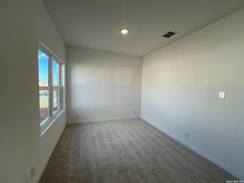 Spacious, unfurnished interior of a new home in Nopal Valley, San Antonio (Image 31).