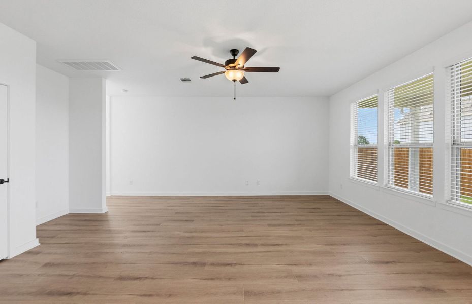 Spacious, unfurnished interior of a new home in Santa Rita Ranch, Liberty Hill (Image 32).