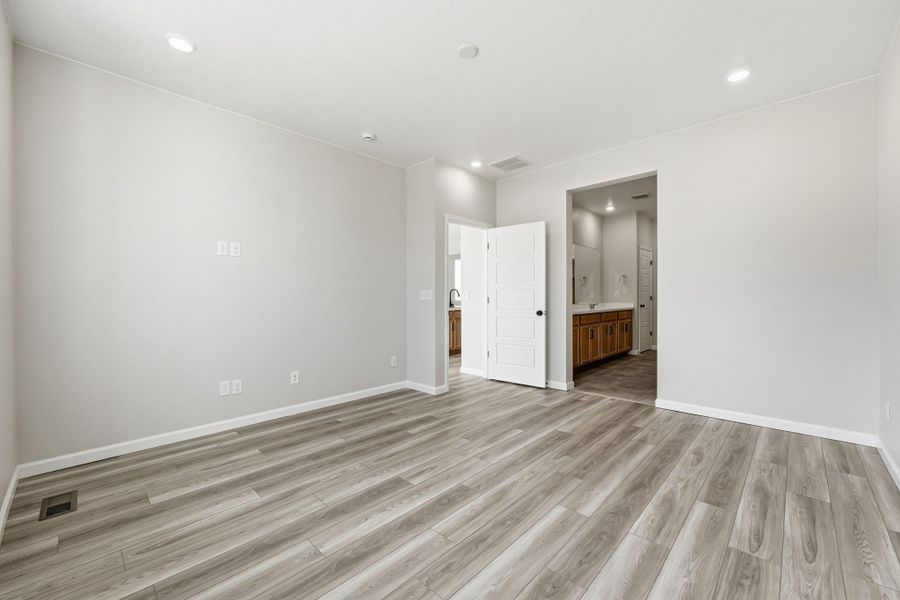 Spacious, unfurnished interior of a new home in The Aurora Highlands, Aurora (Image 14).