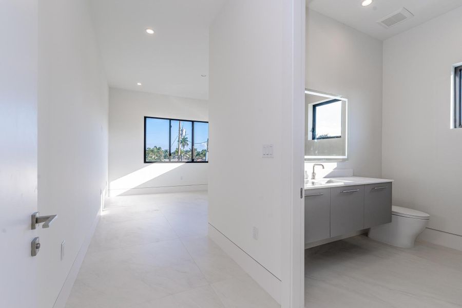 Spacious, unfurnished interior of a new home in , Pompano Beach (Image 27).