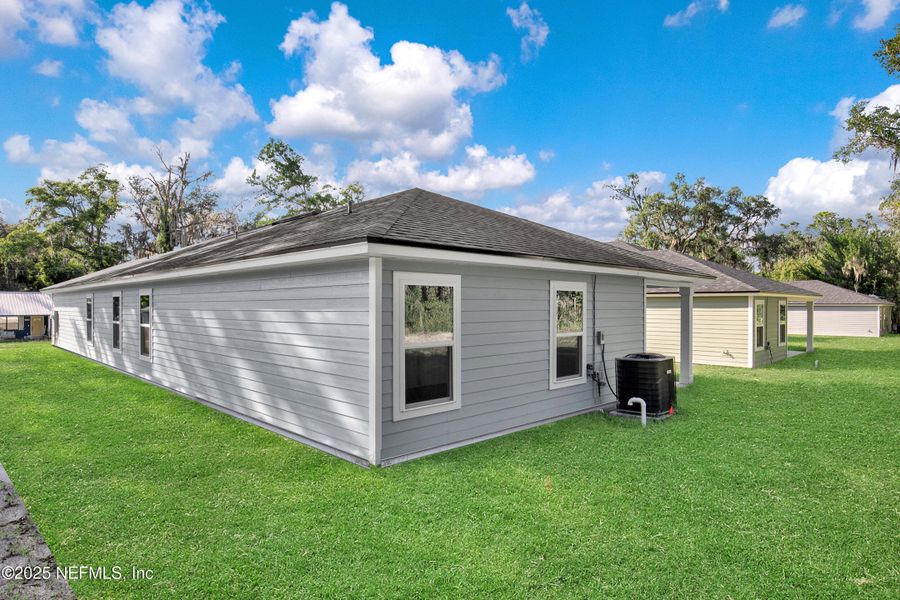 Exterior details and patio area of a home in , Palatka (Image 3).