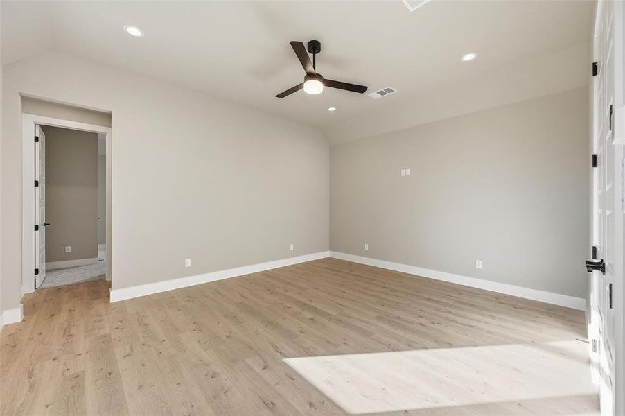 Spacious, unfurnished interior of a new home in Coyote Crossing, Godley (Image 20).