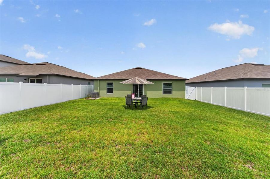 Exterior details and patio area of a home in , Bartow (Image 4).