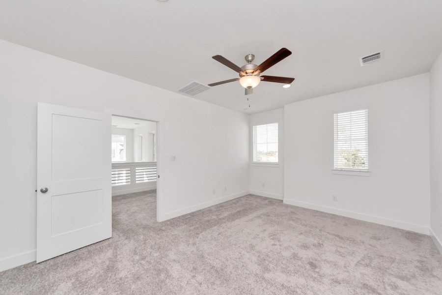 Spacious, unfurnished interior of a new home in Sienna, Missouri City (Image 20).