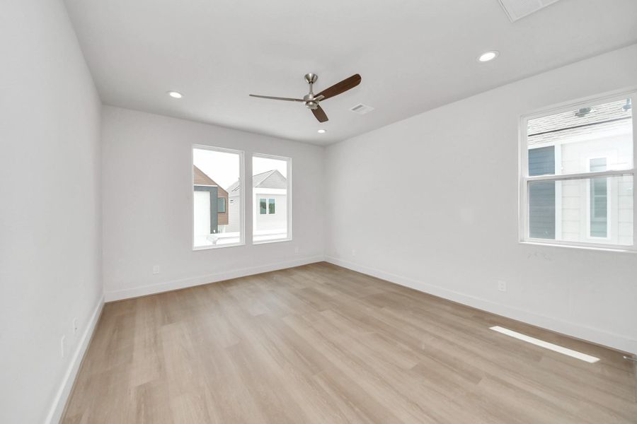 Spacious, unfurnished interior of a new home in Alicante, Houston (Image 24).