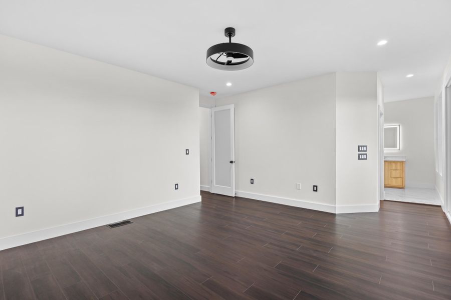 Spacious, unfurnished interior of a new home in , Pawleys Island (Image 19).