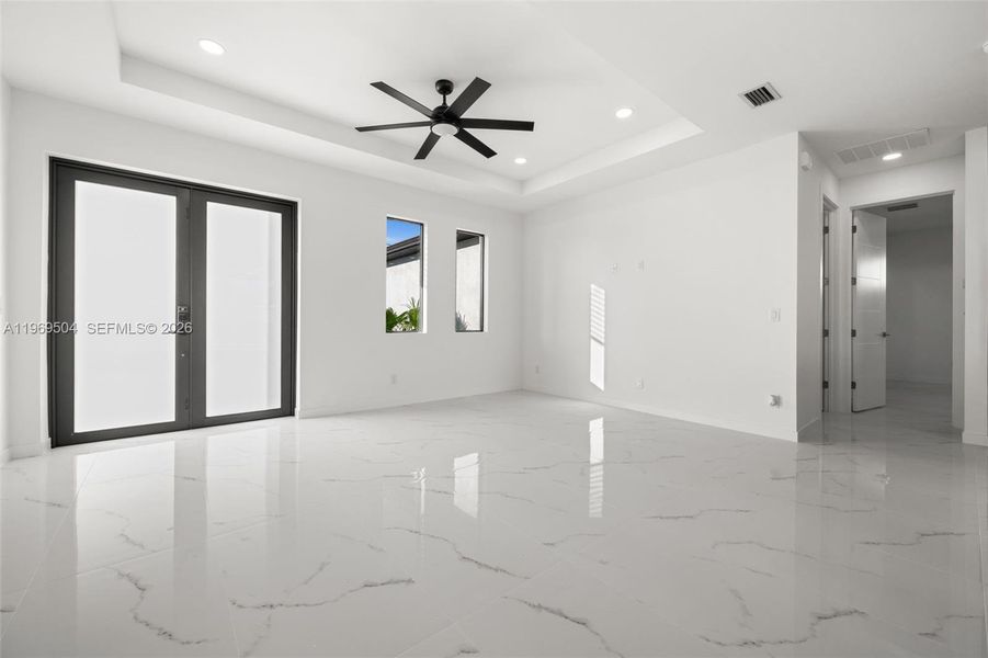 Spacious, unfurnished interior of a new home in , Cape Coral (Image 18).