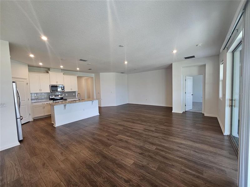 Spacious, unfurnished interior of a new home in Soleil, Kissimmee (Image 14).