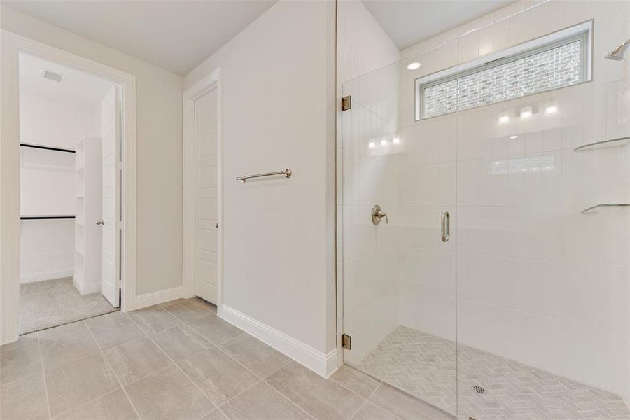 Spacious, unfurnished interior of a new home in Villages of Creekwood, Frisco (Image 34).