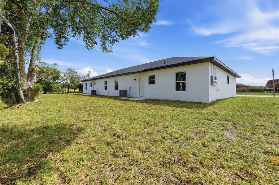 Exterior details and patio area of a home in , Haines City (Image 29).