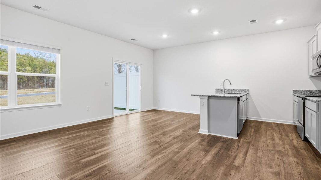 Spacious, unfurnished interior of a new home in Cherokee Crossing, Kodak (Image 10).