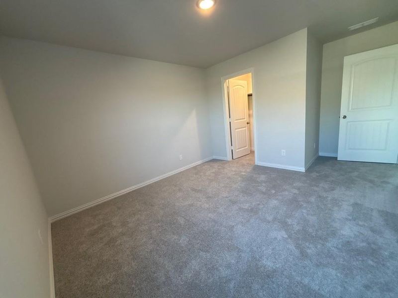 Spacious, unfurnished interior of a new home in Waterford Park, Weatherford (Image 18).