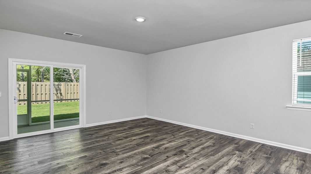Spacious, unfurnished interior of a new home in Mulberry Landing, Orangeburg (Image 13).