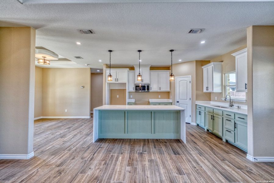 Furnished interior view inside a new home in , Uvalde (Image 7).