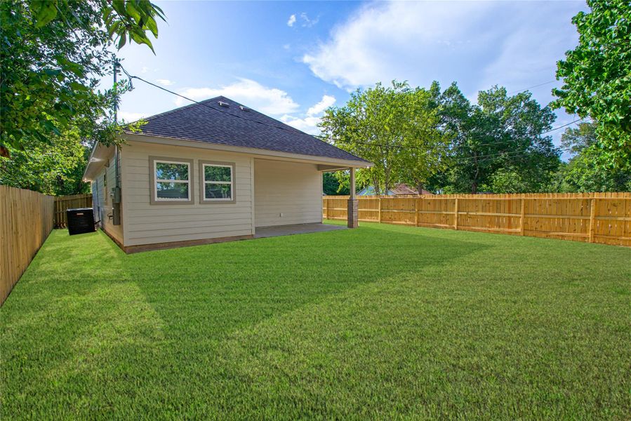 Exterior details and patio area of a home in , Navasota (Image 19).