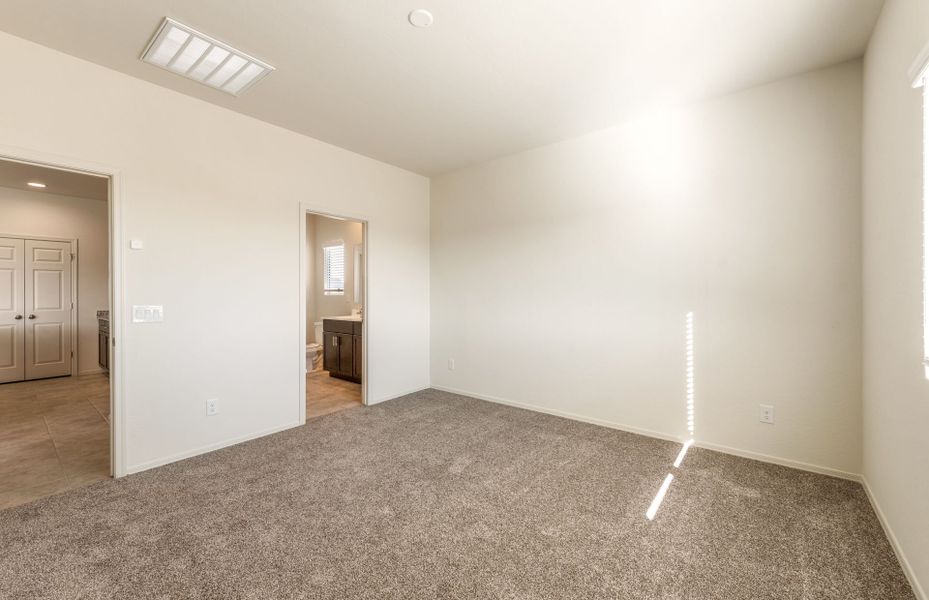Spacious, unfurnished interior of a new home in Copper Falls, Buckeye (Image 13).