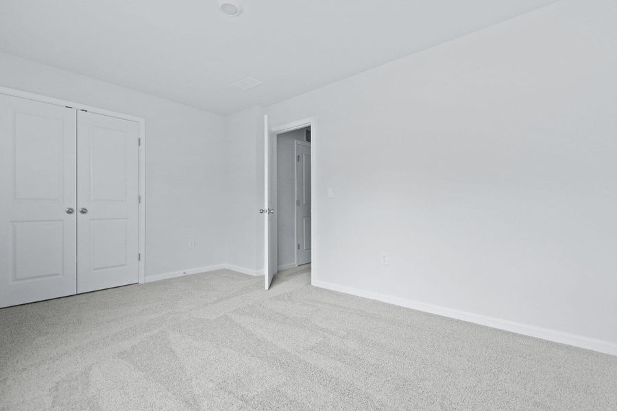 Spacious, unfurnished interior of a new home in Carolina Groves, Moncks Corner (Image 15).