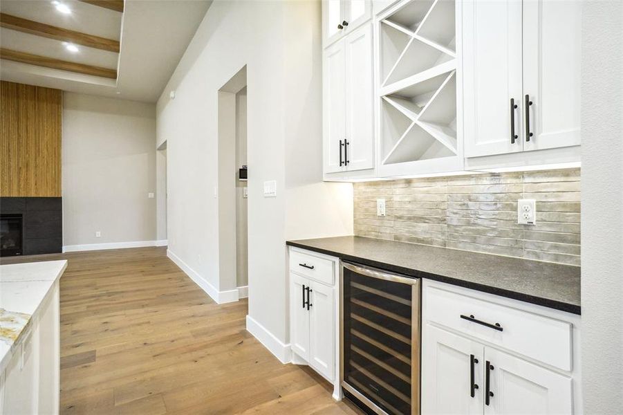 Wine and coffee bar are perfectly located and ready to set up and decorate! Wine and coffee bar are perfectly located and ready to set up and decorate!