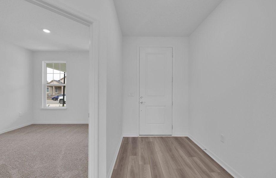 Spacious, unfurnished interior of a new home in Hyland Trail, Green Cove Springs (Image 13).