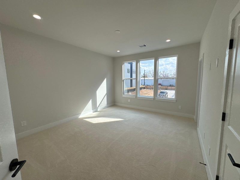 Spacious, unfurnished interior of a new home in , Houston (Image 24).