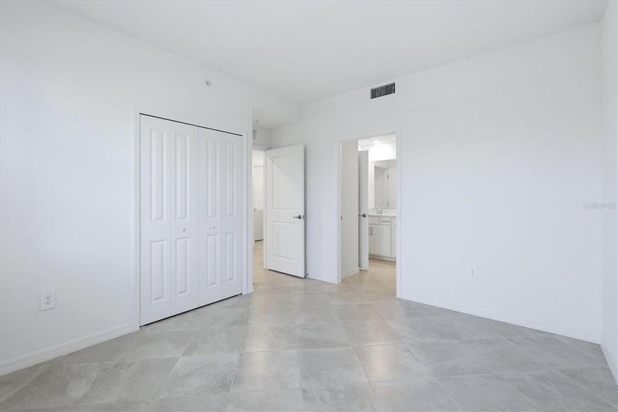 Spacious, unfurnished interior of a new home in , Bradenton (Image 28).