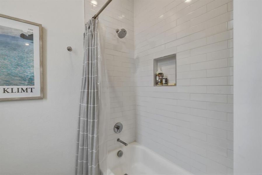 Full bath with shower / bath combo with shower curtain
