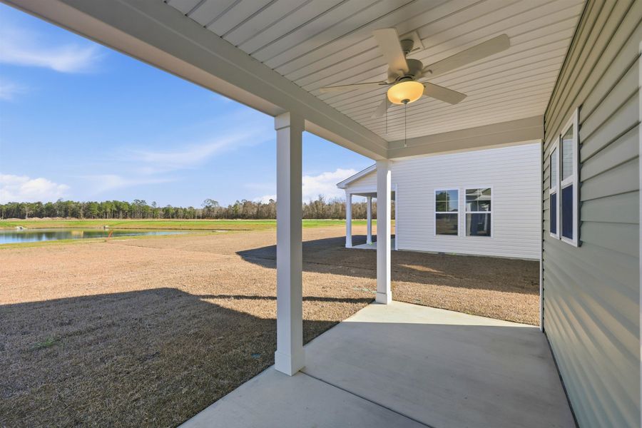 Exterior details and patio area of a home in Edgefield, Loris (Image 4).
