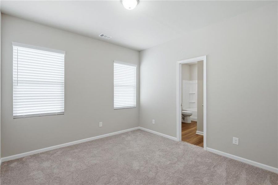 Spacious, unfurnished interior of a new home in , Auburn (Image 8).