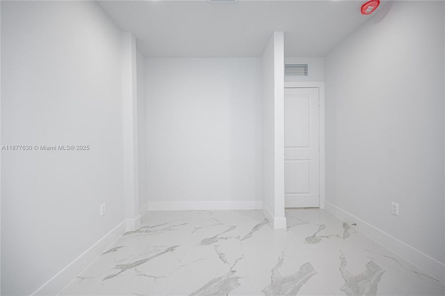 Spacious, unfurnished interior of a new home in , Florida City (Image 9).