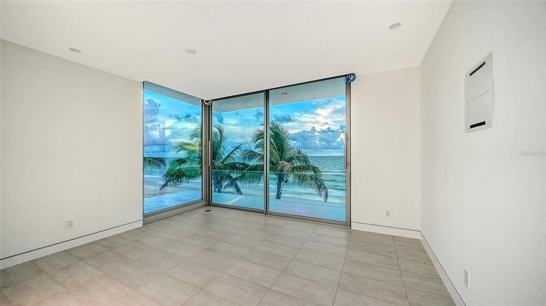 Spacious, unfurnished interior of a new home in , Longboat Key (Image 33).